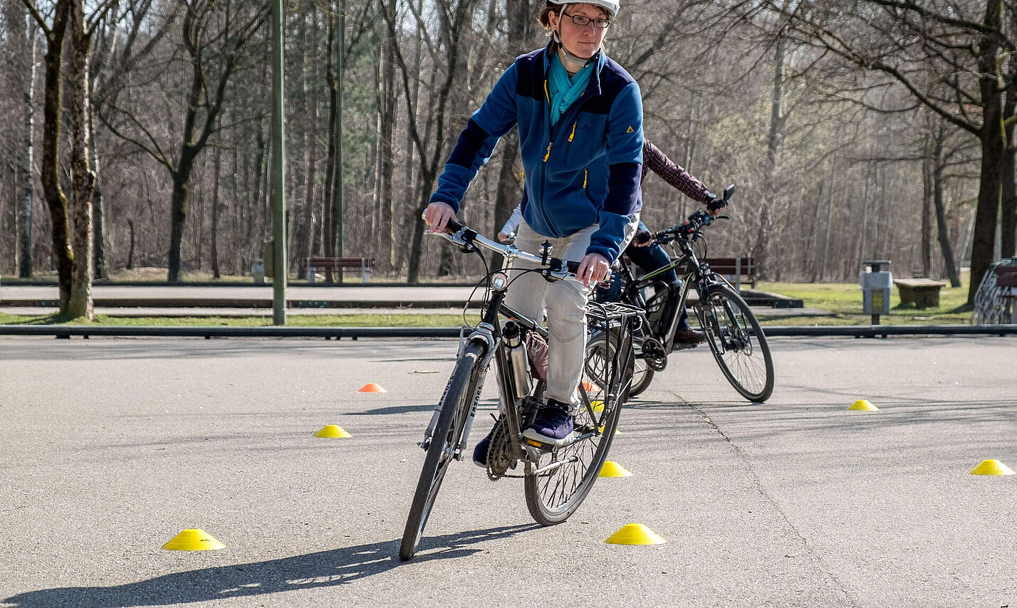 FahrSicherheits-Training Radfahrerin beim FahrSicherheits-Training