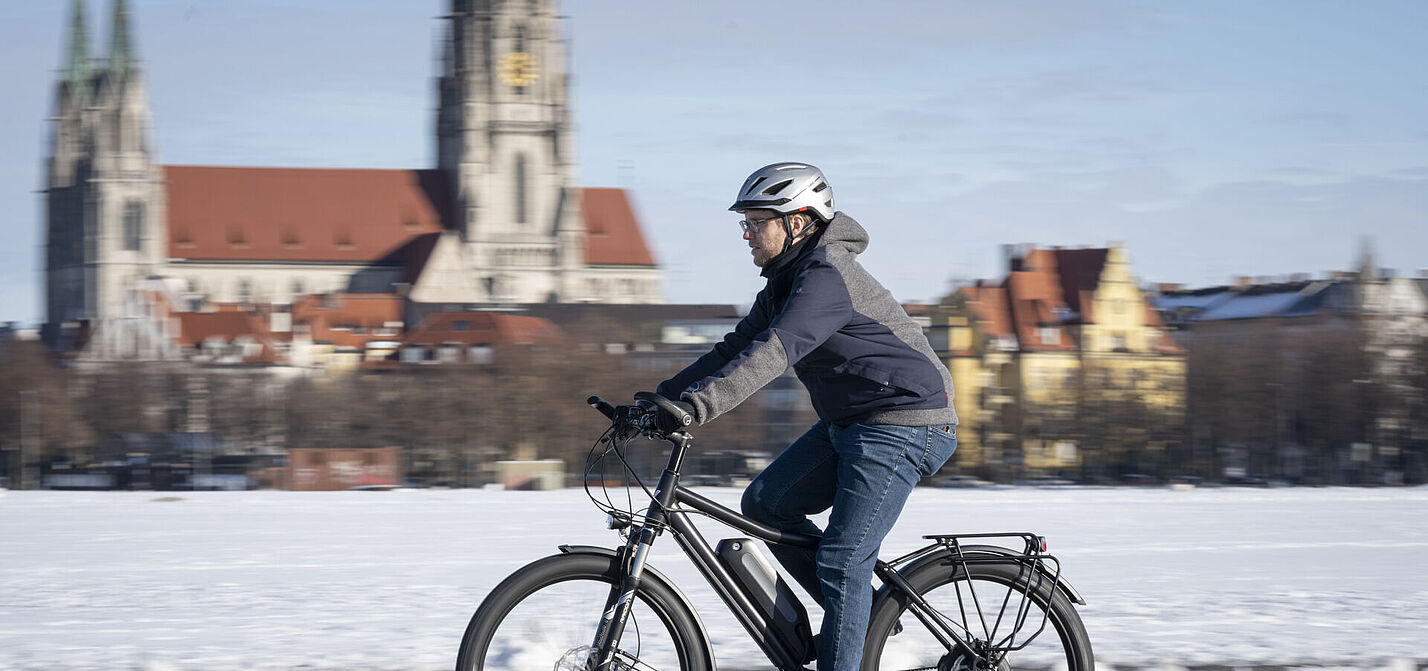Auch beim Reiserad gibt es heute eine elektrische Antriebsunterstützung; dazu wenn man will auch Zentralgetriebe und Riemenantrieb ("Finder FD12E" von Velotraum, mit Pinion-Getriebe und Gates-Riemen). Auch beim Reiserad gibt es heute eine elektrische Antriebsunterstützung; dazu wenn man will auch Zentralgetriebe und Riemenantrieb ("Finder FD12E" von Velotraum, mit Pinion-Getriebe und Gates-Riemen).