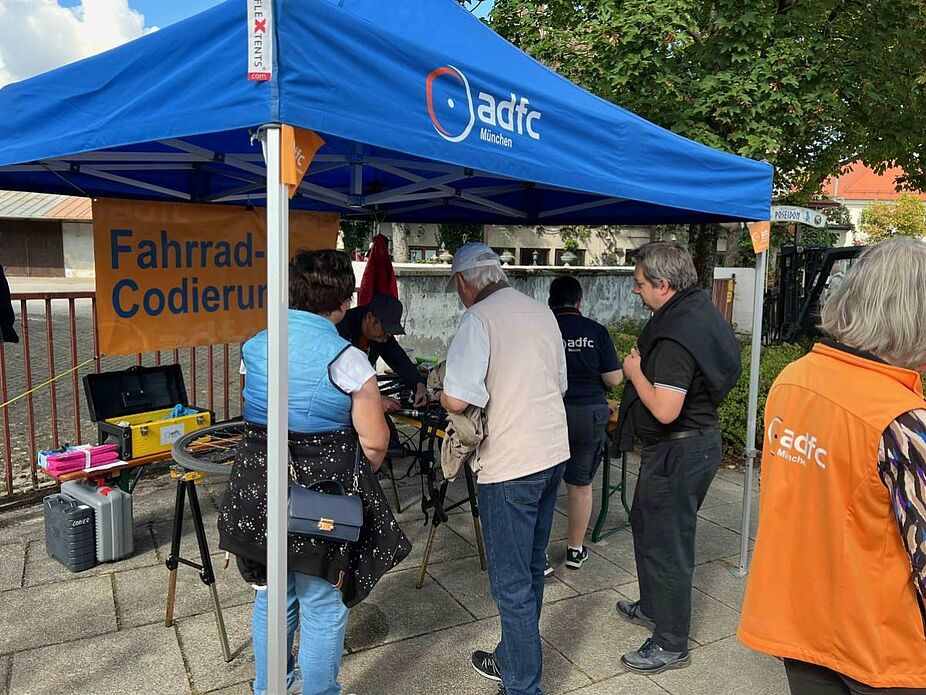Besonders beliebt war auch die Fahrrad-Codierung: ab kurz nach 11 bis zum Ende der Veranstaltung gab es eine (kurze) Warteschlange. Besonders beliebt war auch die Fahrrad-Codierung: ab kurz nach 11 bis zum Ende der Veranstaltung gab es eine (kurze) Warteschlange.
