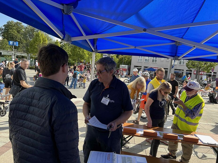 Der ADFC-Infostand mit Verkehrsquiz, Informationen zu den Garchinger Radtouren und zum ADFC war ein beliebter Anlaufpunkt. Der ADFC-Infostand mit Verkehrsquiz, Informationen zu den Garchinger Radtouren und zum ADFC war ein beliebter Anlaufpunkt.