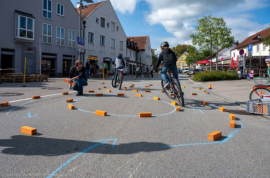 Beim Radlparcours bewiesen groß und klein ihr Können. Beim Radlparcours bewiesen groß und klein ihr Können.