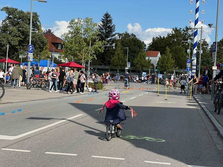 Die Münchner Straße stand für sechs Stunden zum Spielen, Verweilen und für den Radlparcour zur Verfügung. Die Münchner Straße stand für sechs Stunden zum Spielen, Verweilen und für den Radlparcour zur Verfügung.