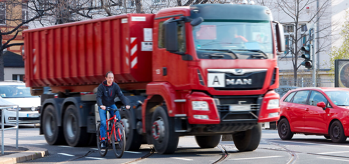 Kritische Abbiegesituation zwischen LKW und Fahrrad