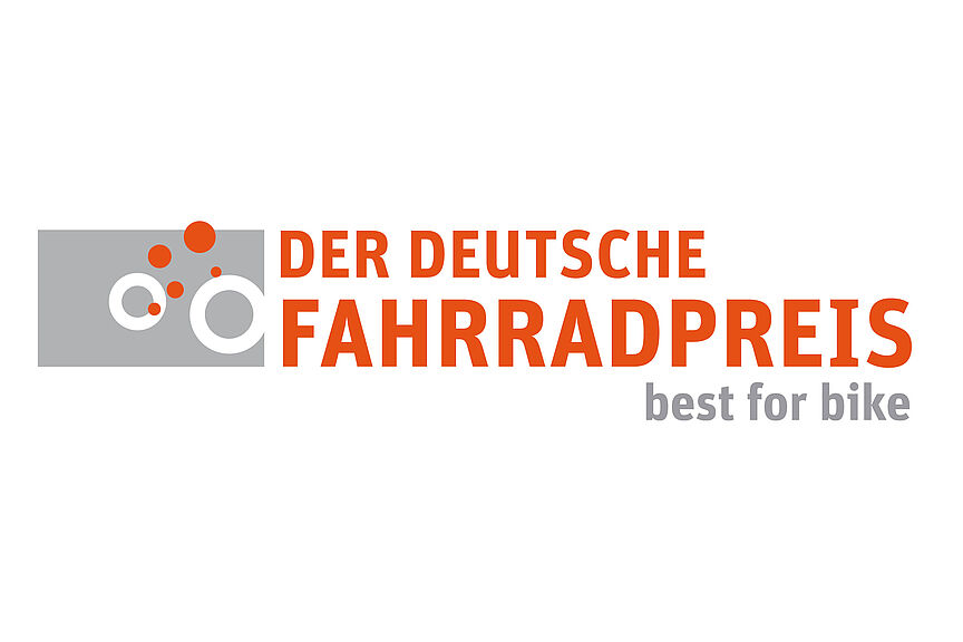 Logo „Der Deutsche Fahrradpreis“ Logo mit dem orangen Schriftzug „Der Deutsche Fahrradpreis“ und dem grauen Zusatz „best for bike“. Links daneben zeigt eine Grafik stilisierte weiße Räder und aufsteigende orange Punkte auf grauem Grund.